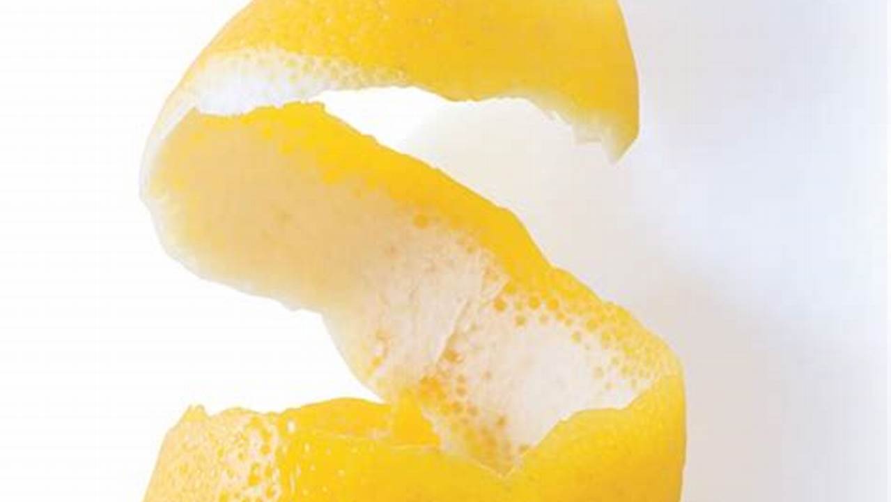 How to Make the Perfect Lemon Twist Garnish: A Must-Have for Your Cocktails